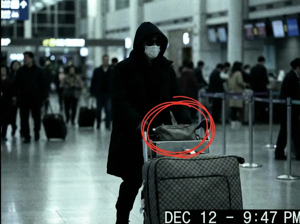 五一吃瓜 机场偷拍 - 神秘礼物袋引发猜测